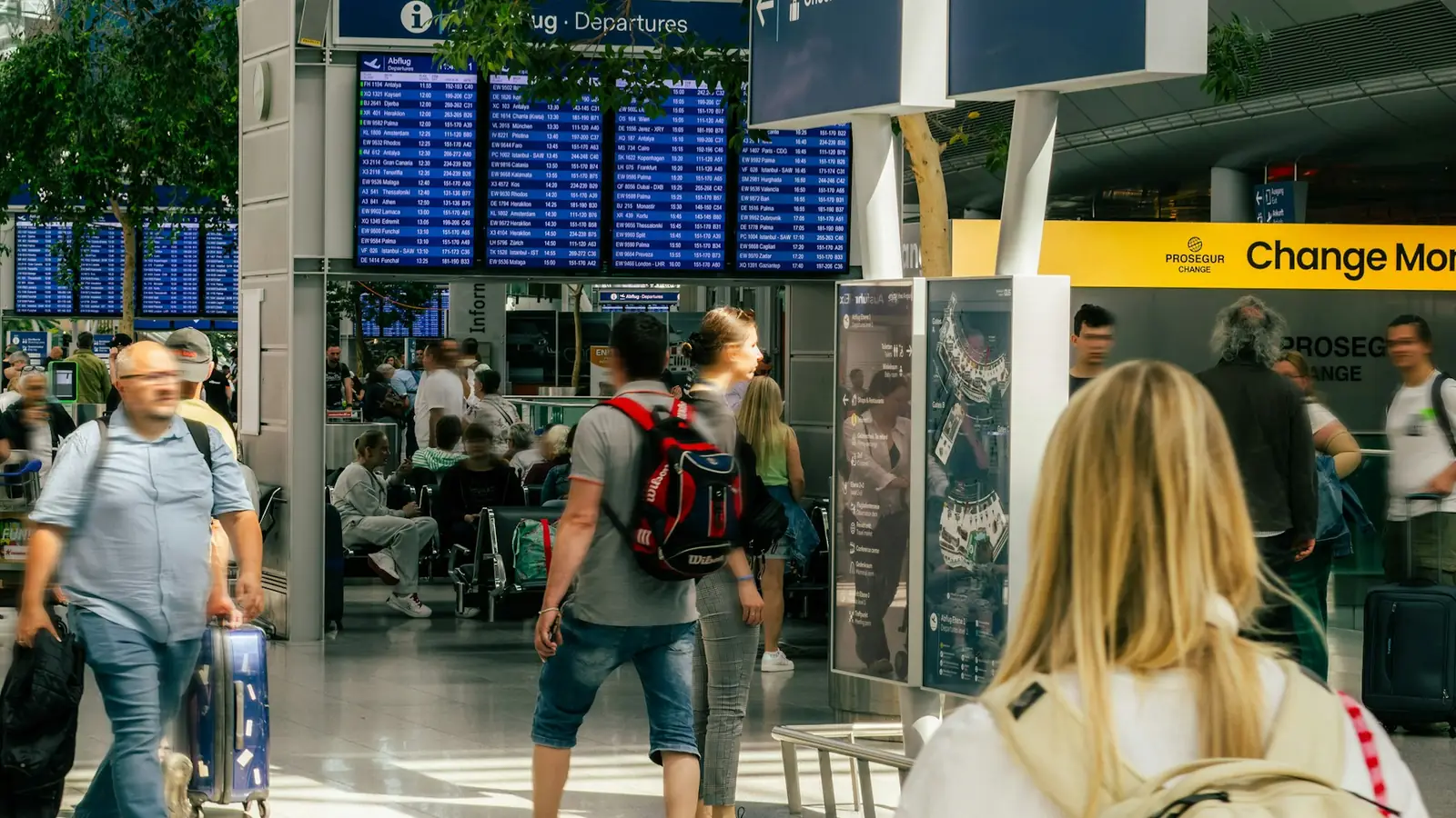 Зал вылета аэропорта с табло