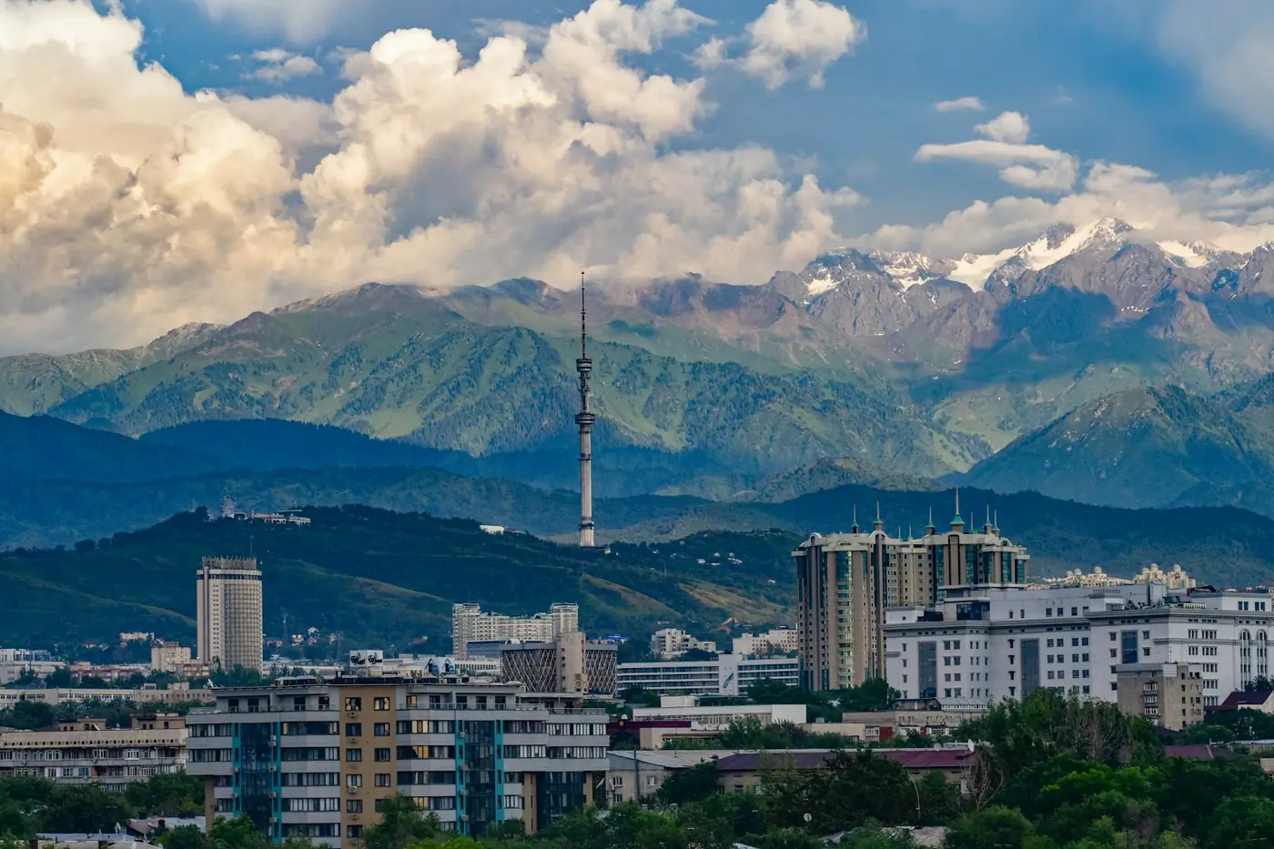 Панорама Алматы с телебашней Кок-Тобе и горами на горизонте