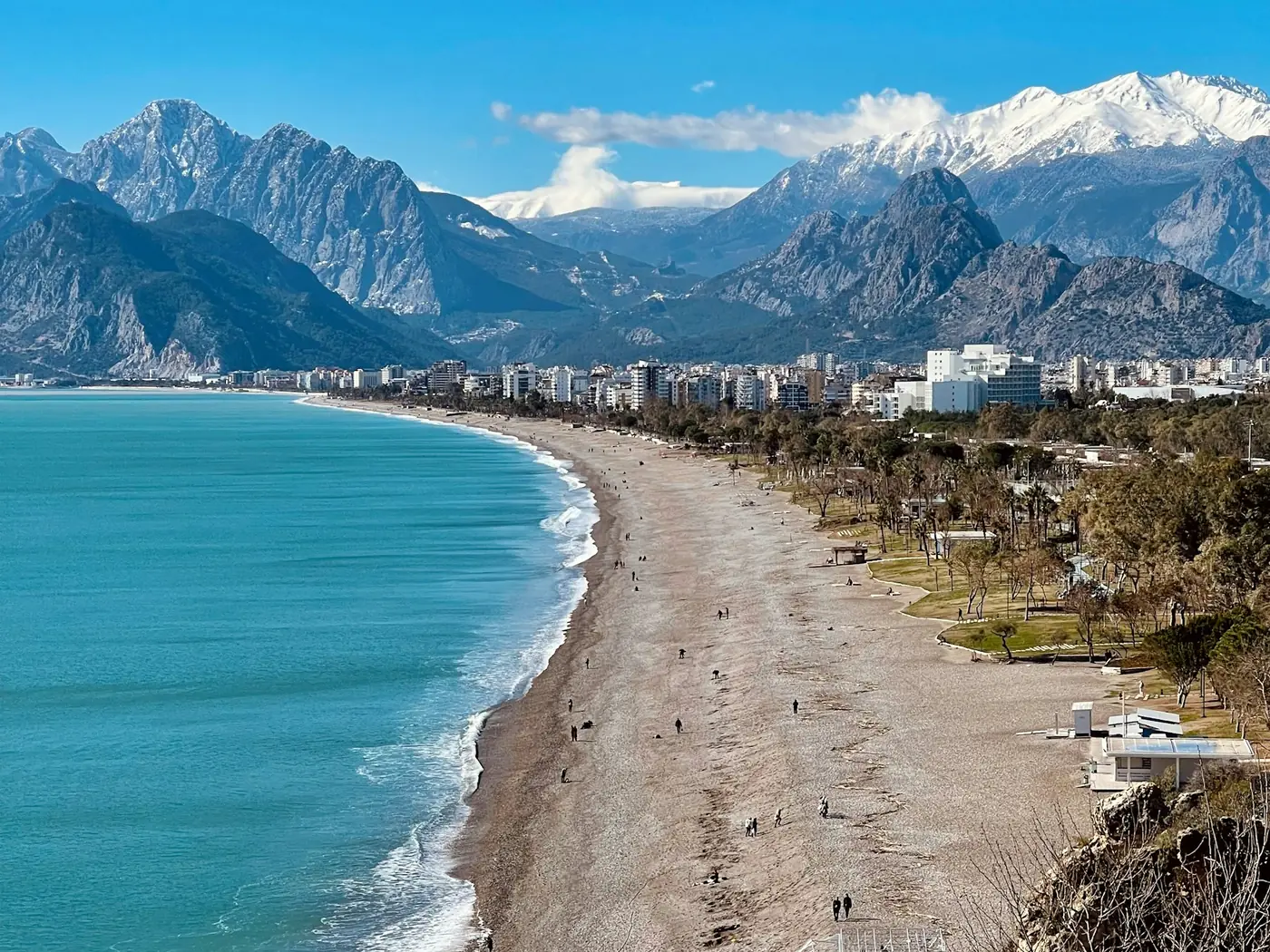 Пляж Коньяалты в Анталье с галькой, бирюзовым морем и горами