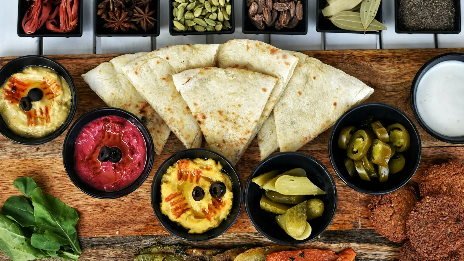 Арабский стол с хумусом, лепёшками, рисом и мясом