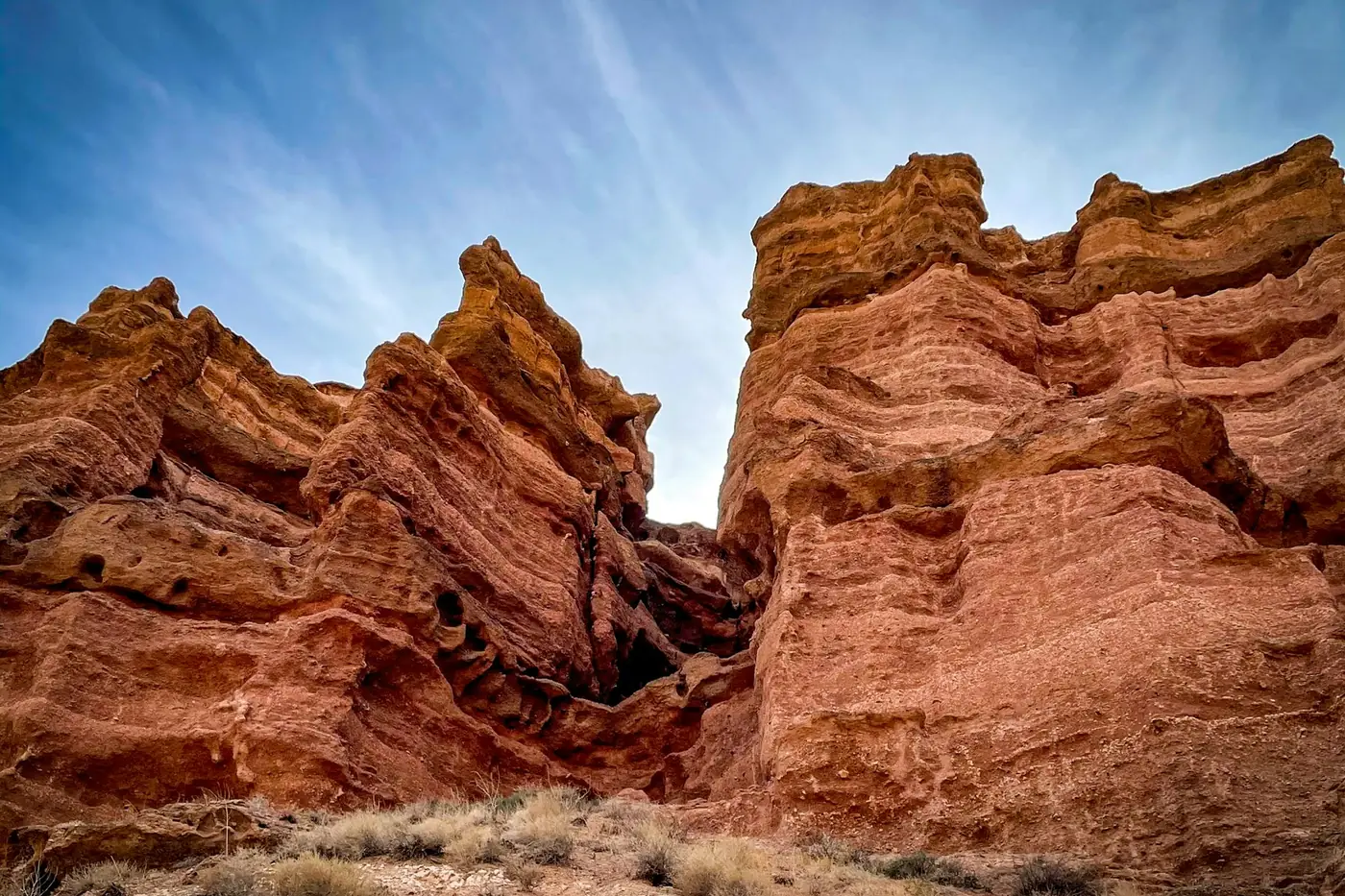 Красные скалы Чарынского каньона под синим небом