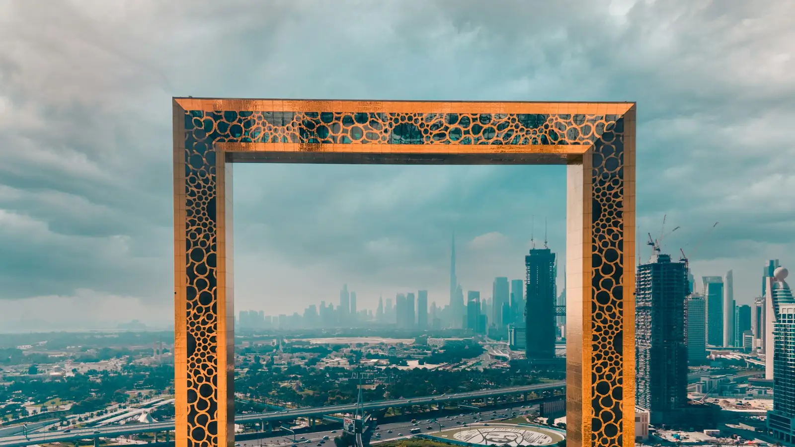 Золотая рамка Dubai Frame на фоне небоскрёбов Дубая