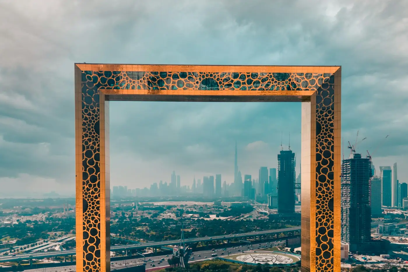 Dubai Frame на фоне города