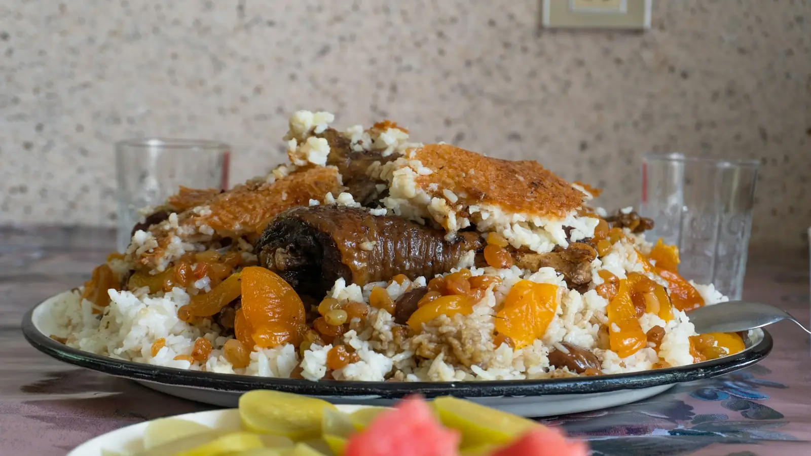 Огромный казан с узбекским пловом, морковью и мясом